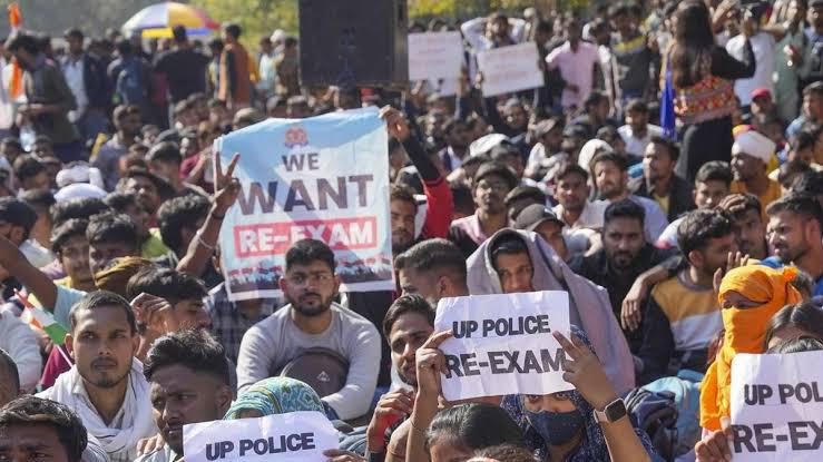 candidates protesting against up police paper leak